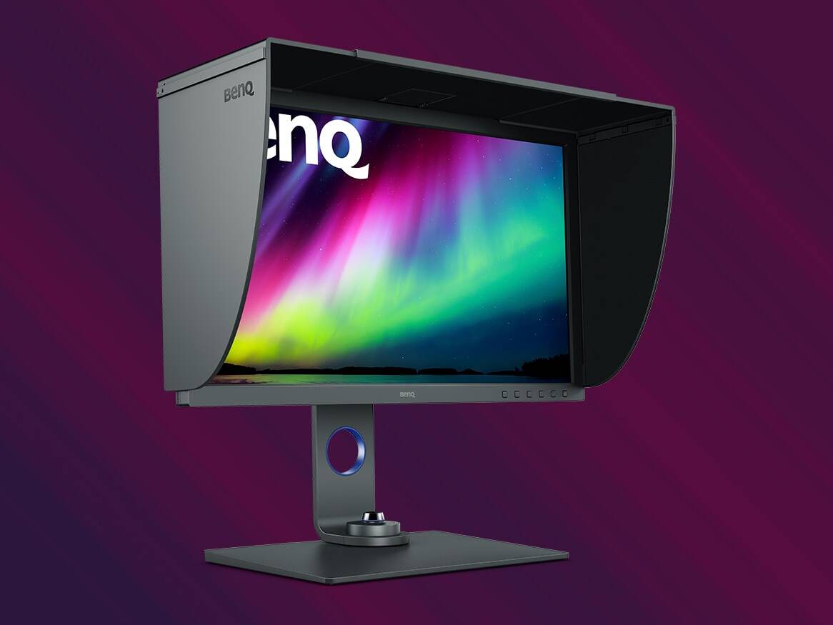 Monitor BenQ SW271C na fioletowym tle