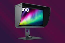 Monitor BenQ SW271C na fioletowym tle