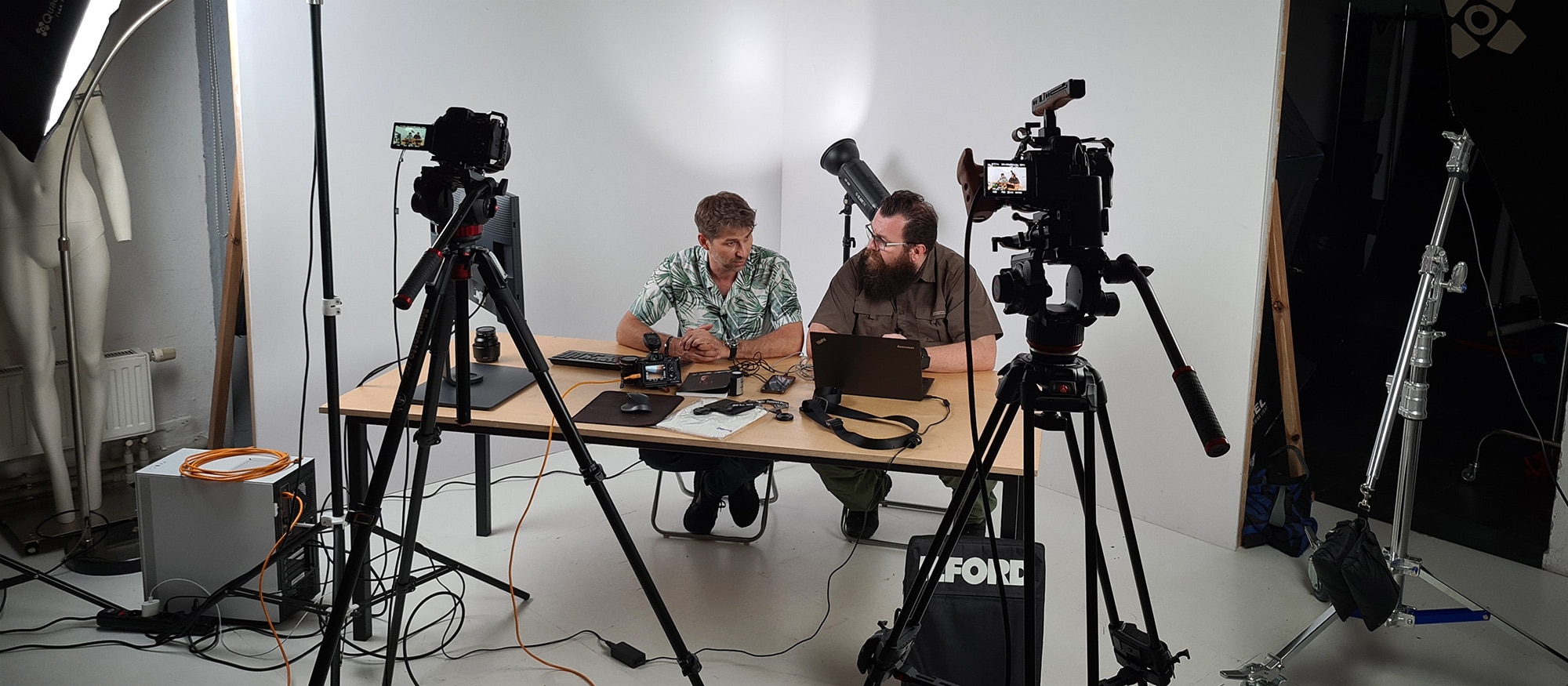 Piotr Werner i Aureliusz Marszałek w studio w trakcie transmisji online